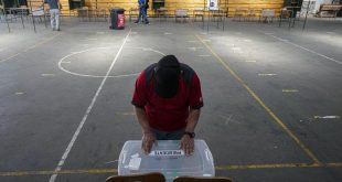 Chile: Voters head to polls in divisive presidential runoff